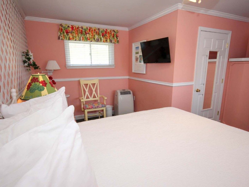 Deluxe King Room with One King Bed