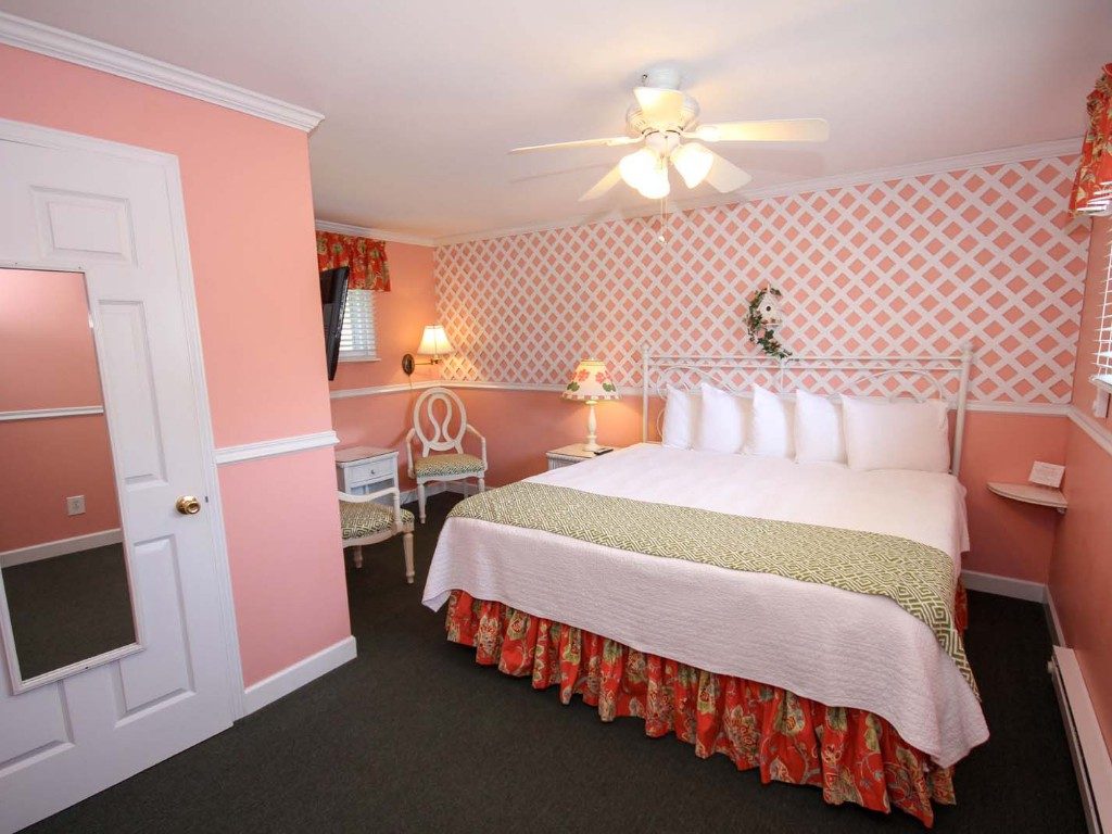 Deluxe King Room with One King Bed
