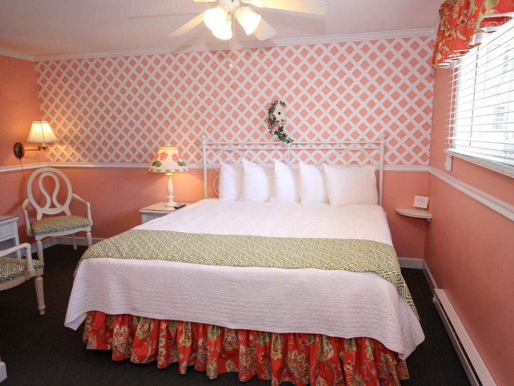 Deluxe King Room with One King Bed