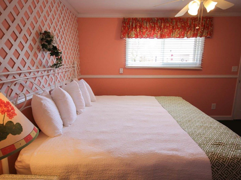 Deluxe King Room with One King Bed