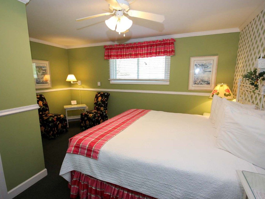 Deluxe King Room with One King Bed