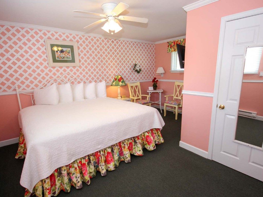Deluxe King Room with One King Bed
