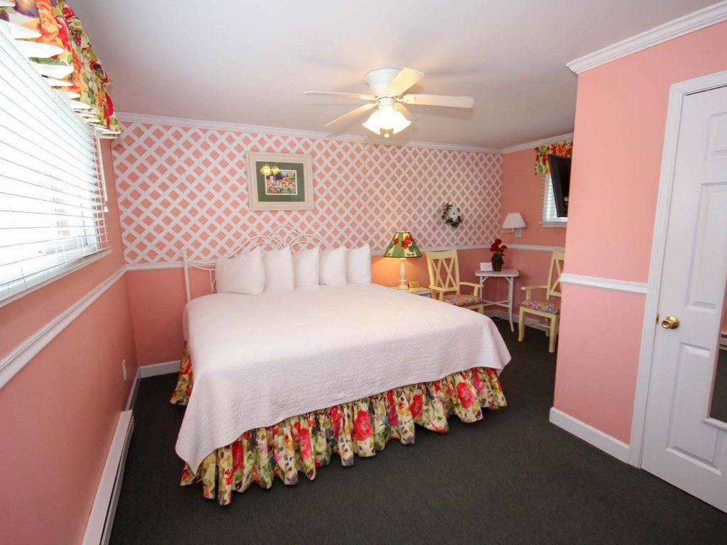 Deluxe King Room with One King Bed