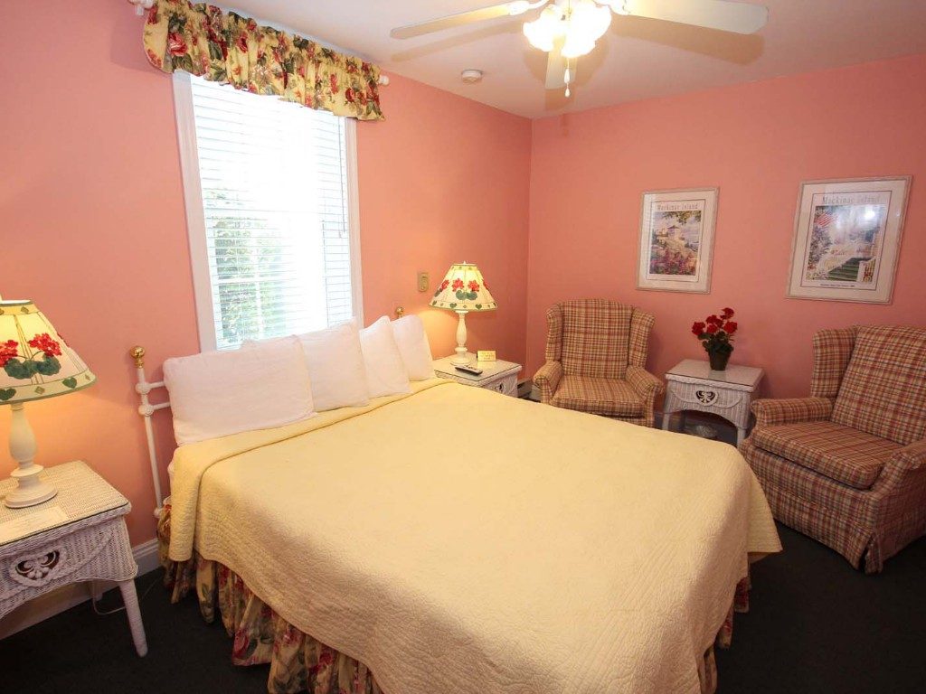 Standard Room with One Queen Bed