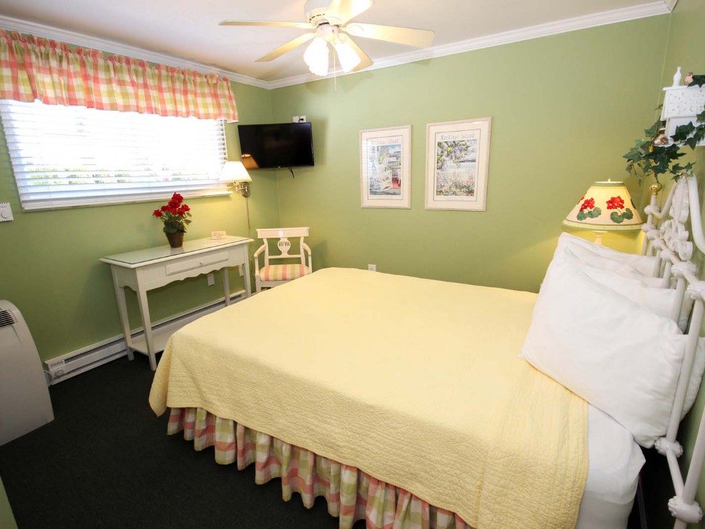 Standard Room with One Queen Bed