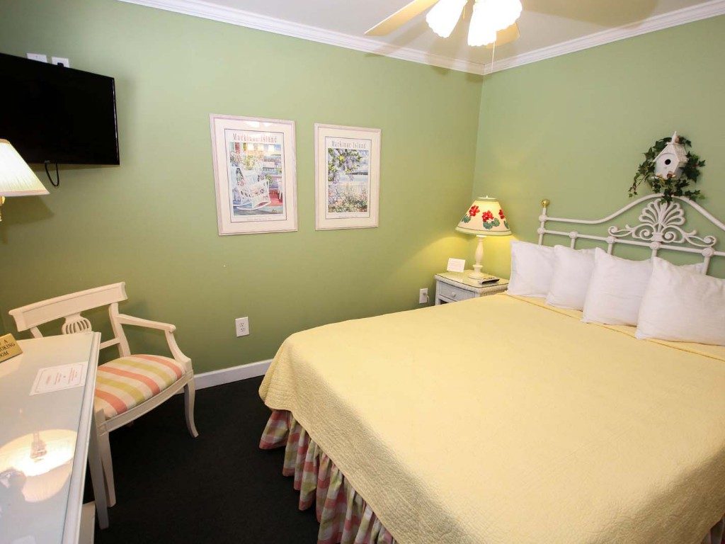 Standard Room with One Queen Bed
