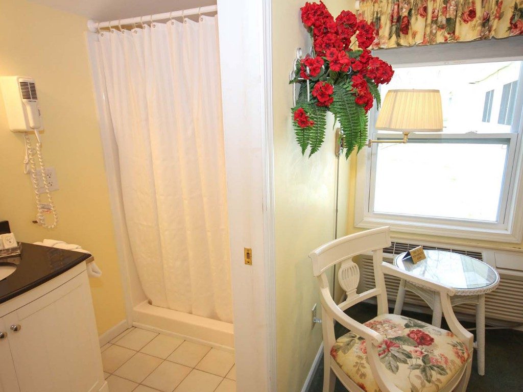 Standard Room with One Queen Bed